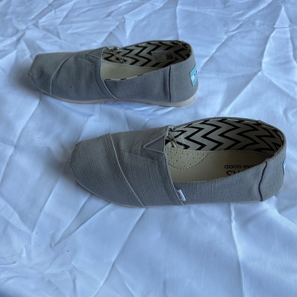 Toms Men Slip-On Sneakers in Gray